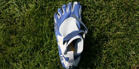 Fivefinger-Schuhe für das Barfußtraining im Trainingsplan Marathon & Triathlon