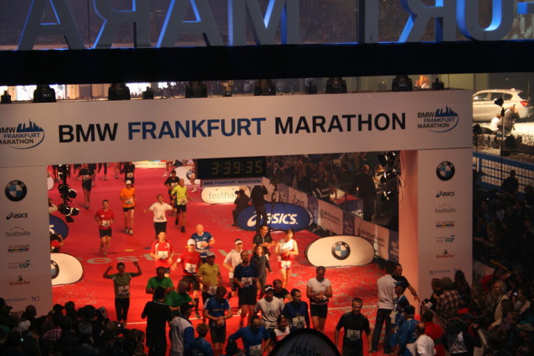 Mein Zieleinlauf beim Frankfurt-Marathon