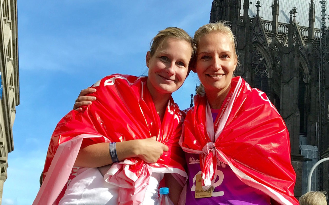 Julia mit ihrer Freundin, Köln-Marathon