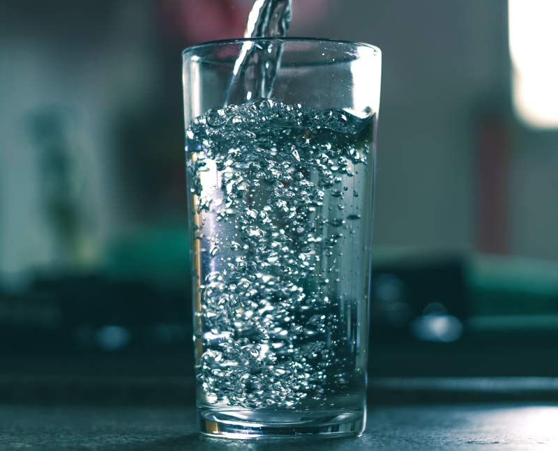 Glas Wasser zum Nüchterntraining