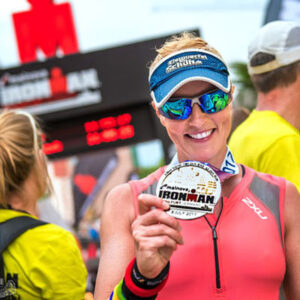 Nadin im Ziel beim Ironman Triathlon in Frankfurt