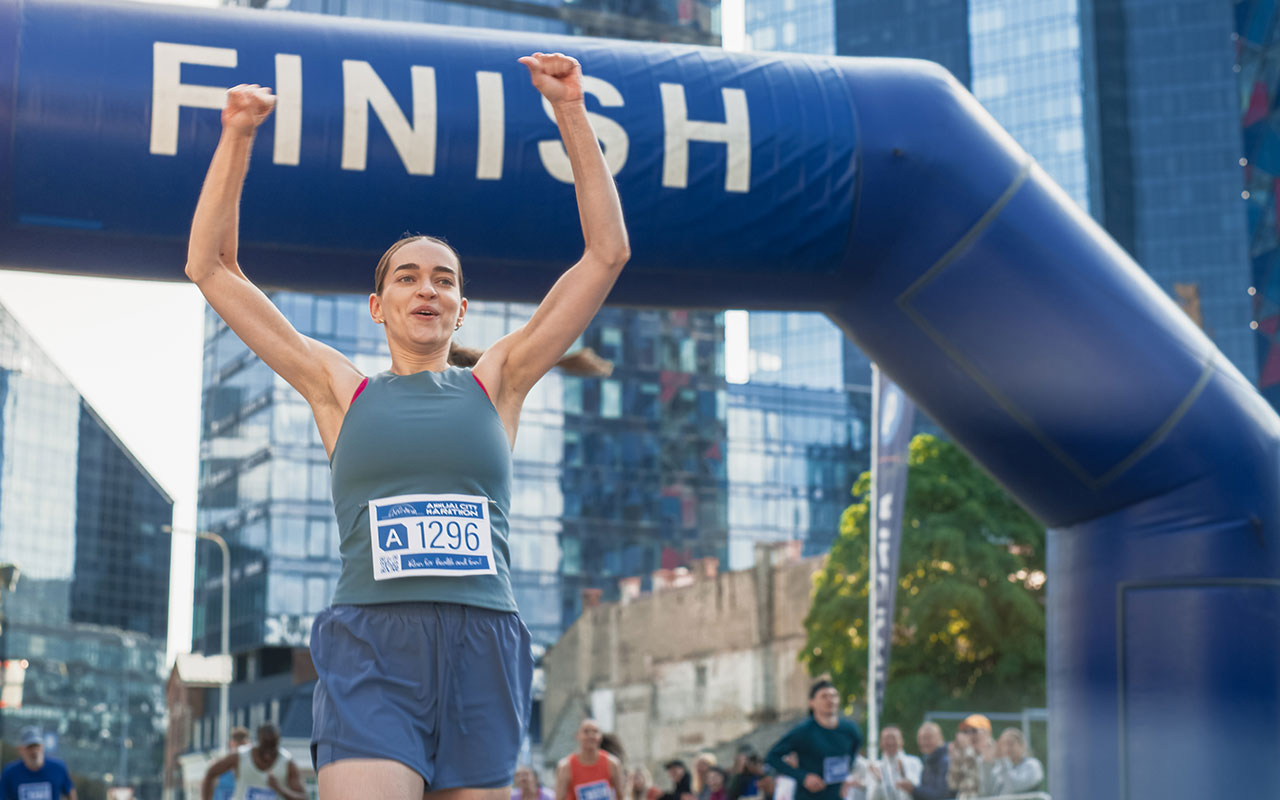 Läuferin mit starkem negativen Split und glücklichem Finish beim Marathon
